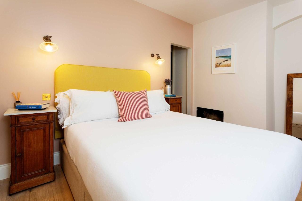 Veeve - Mellow Yellow By Holland Park Apartment